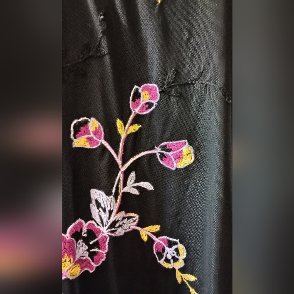 Susan Graver Embroidered Floral V-Neck Top XL/1x - Picture 6 of 6